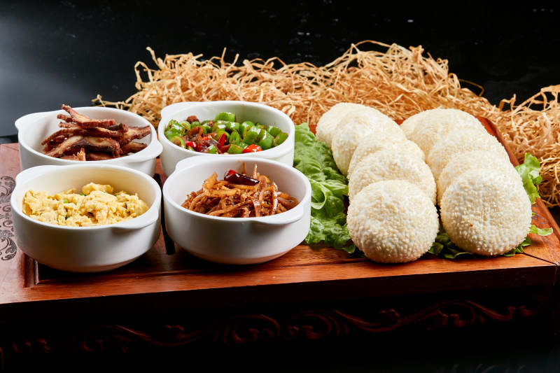 木质餐具上摆放的锅盔四碗香