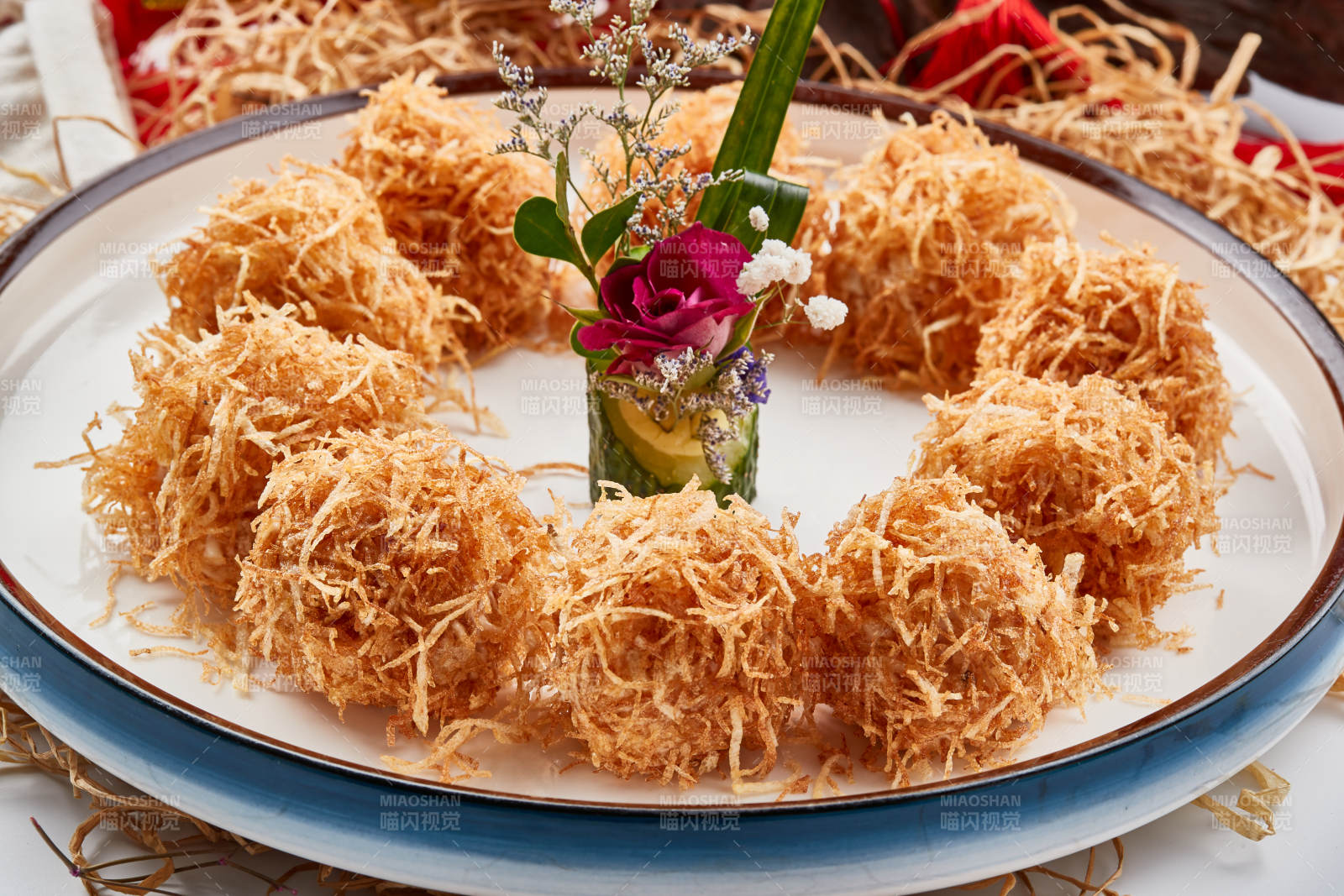 白色瓷盘装的金丝油炸大虾球