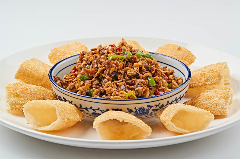 青花瓷盘装的尖椒木须肉沫口袋饼肉夹馍