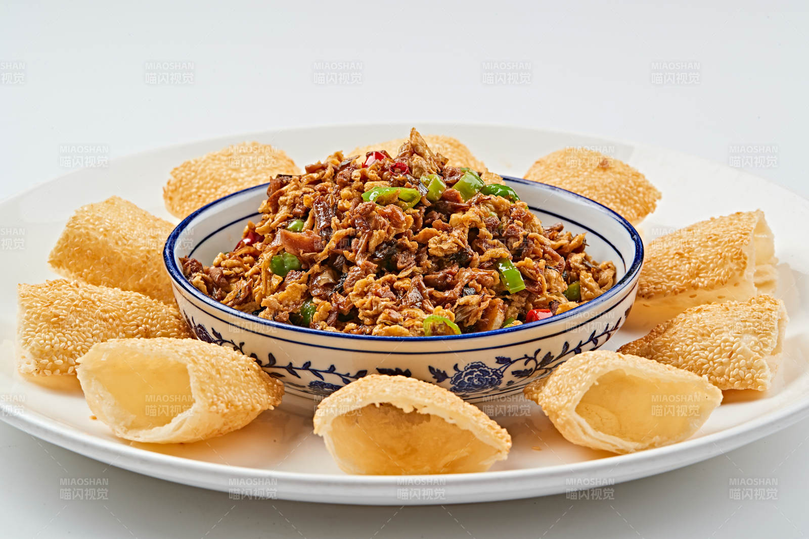 青花瓷盘装的尖椒木须肉沫口袋饼肉夹馍