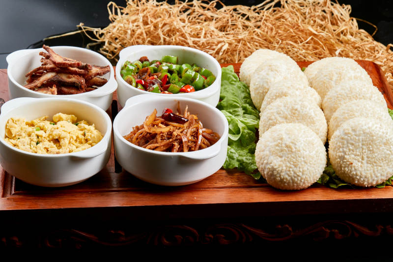 木质餐具上摆放的锅盔四碗香