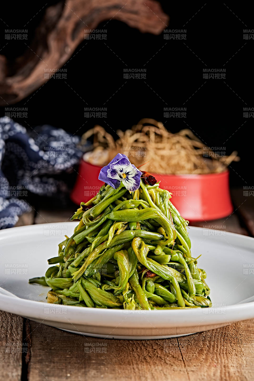 白色瓷盘装的凉拌黄花菜