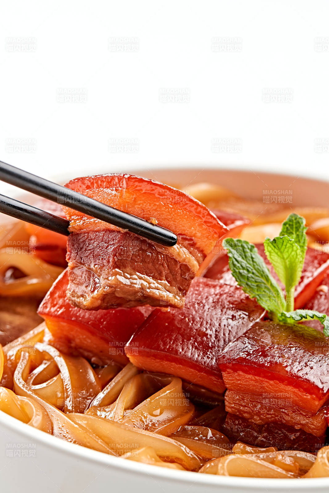 白色瓷盤裝的寬粉巧燉紅燒肉