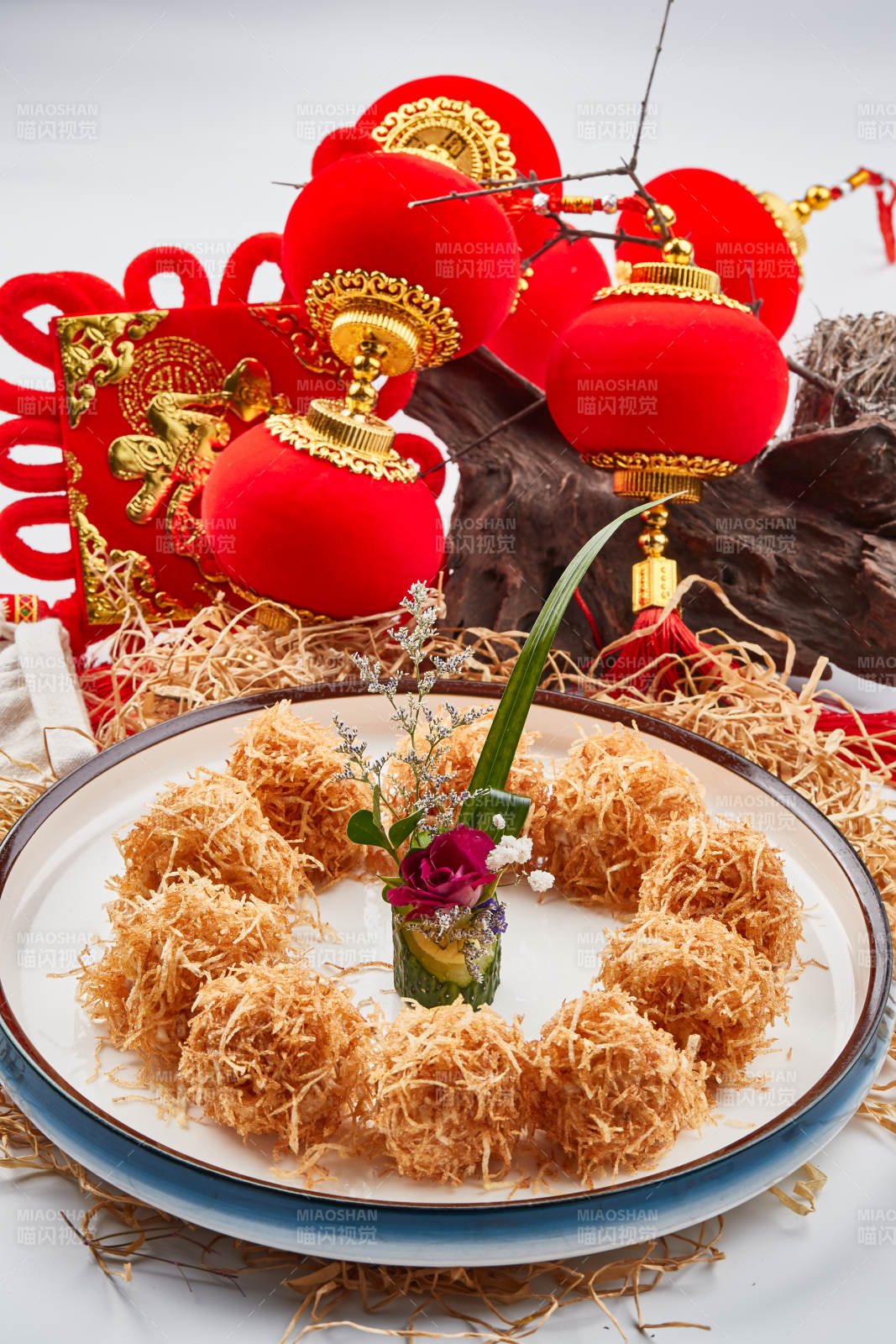 白色瓷盤裝的金絲油炸大蝦球