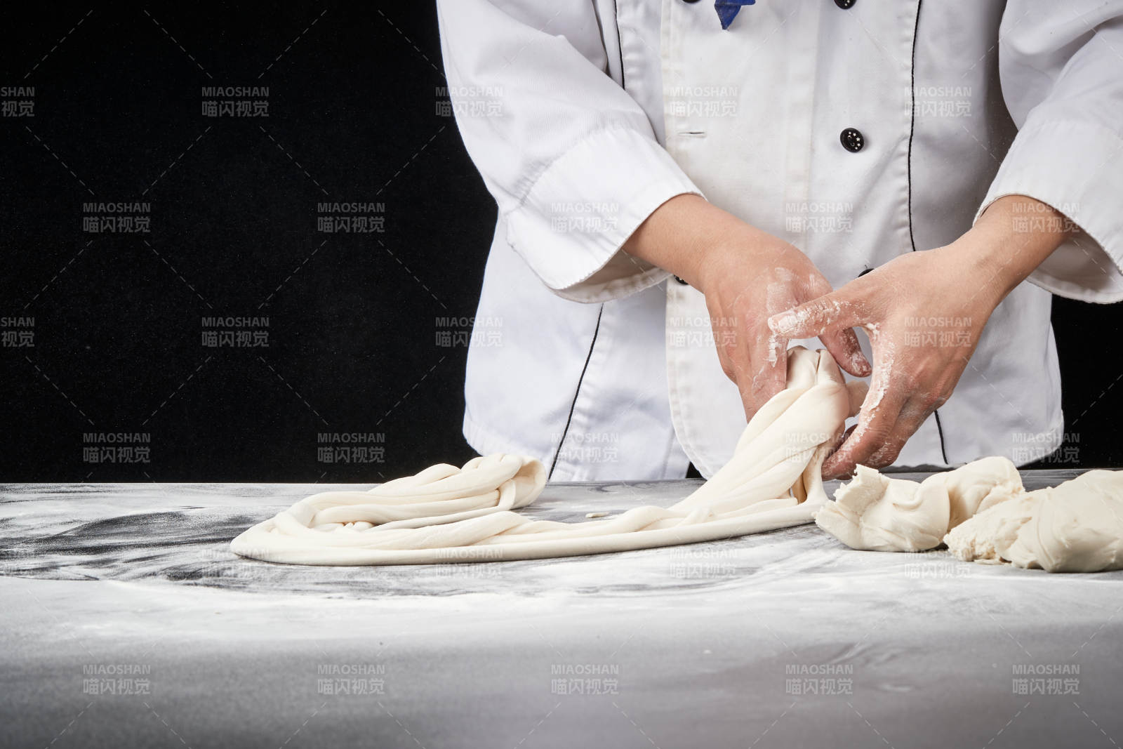 技藝精湛的拉面師在展示拉面制作