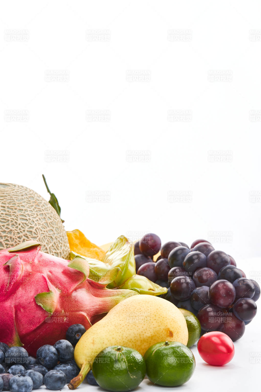白色背景上擺放的生鮮混合水果