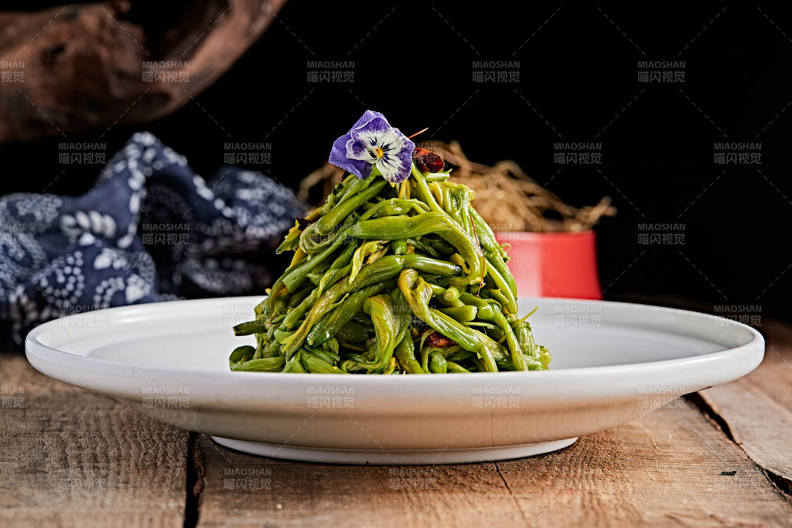 白色瓷盘装的凉拌黄花菜