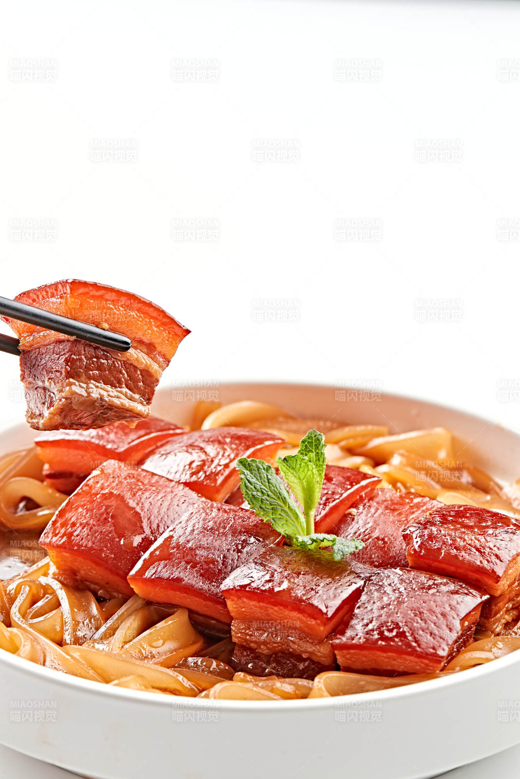 白色瓷盘装的宽粉巧炖红烧肉