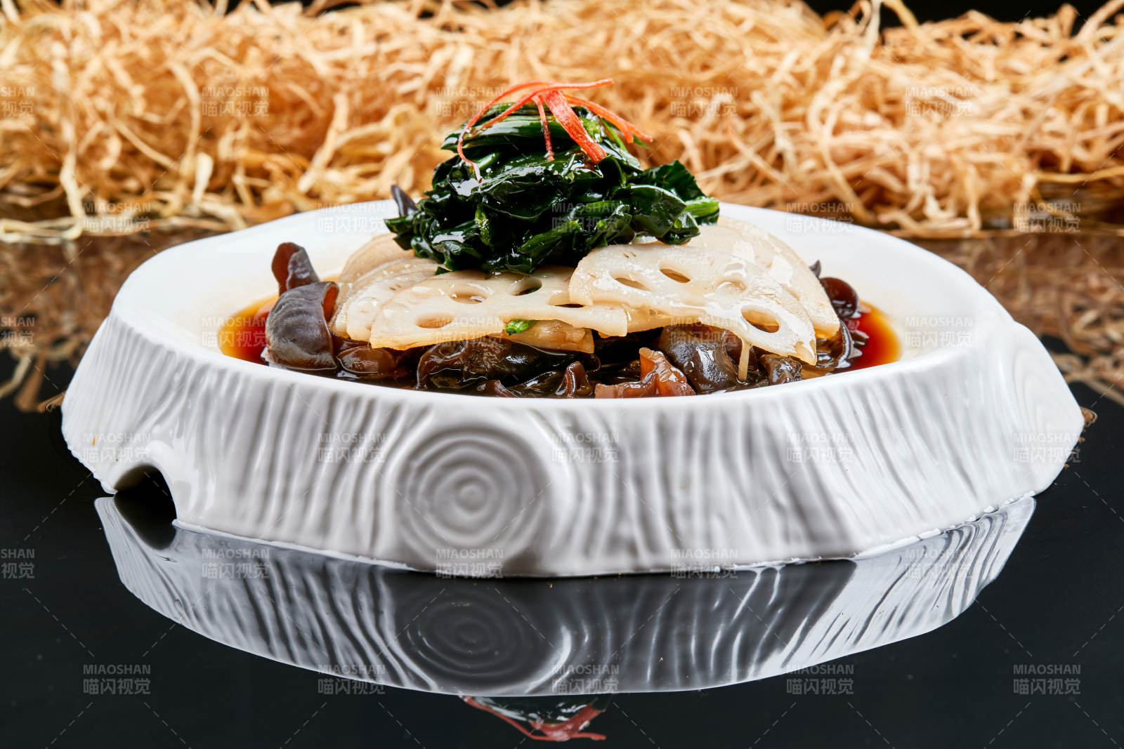 白色瓷盤裝的澆汁菠菜藕片黑木耳