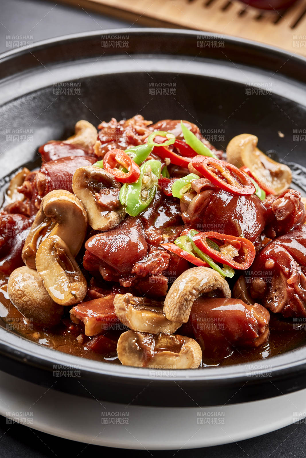 黑砂鍋裝的砂鍋鮮口蘑燒豬腳塊