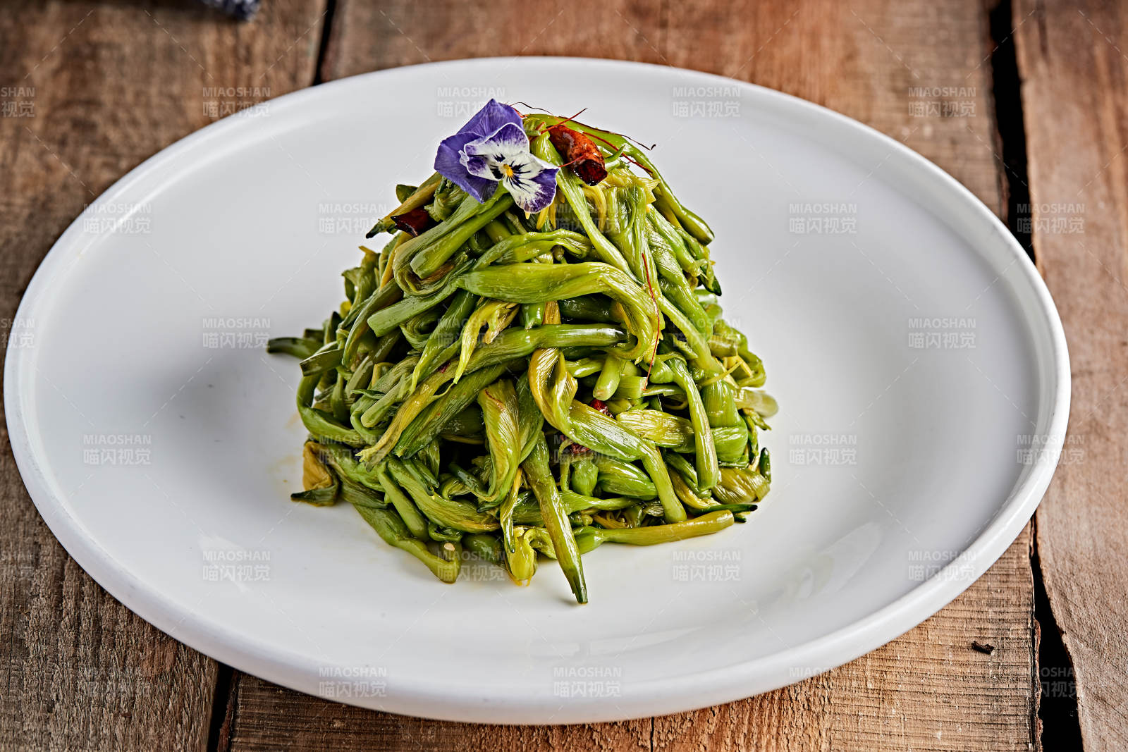白色瓷盤裝的涼拌黃花菜
