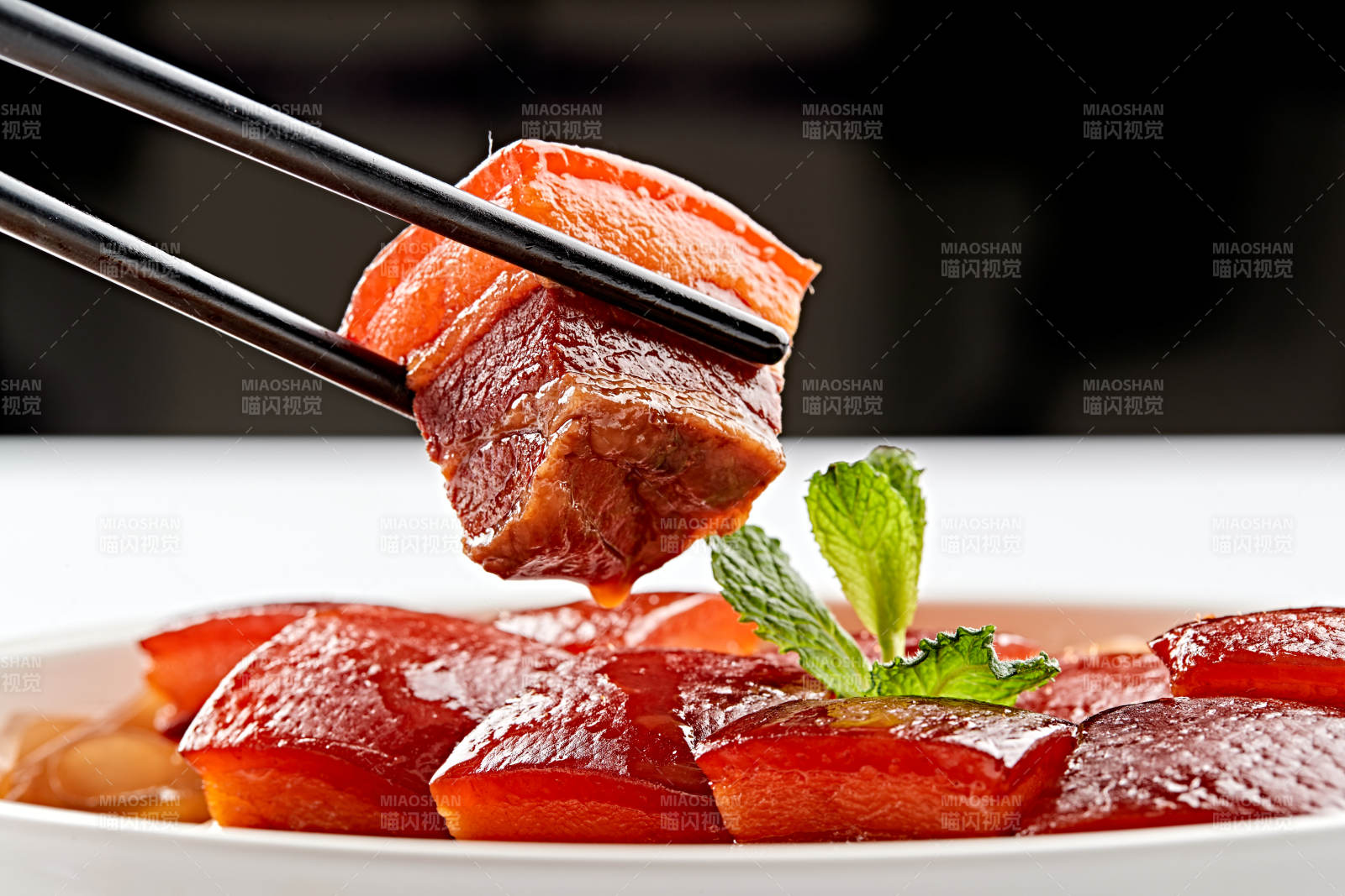 白色瓷盤裝的寬粉巧燉紅燒肉