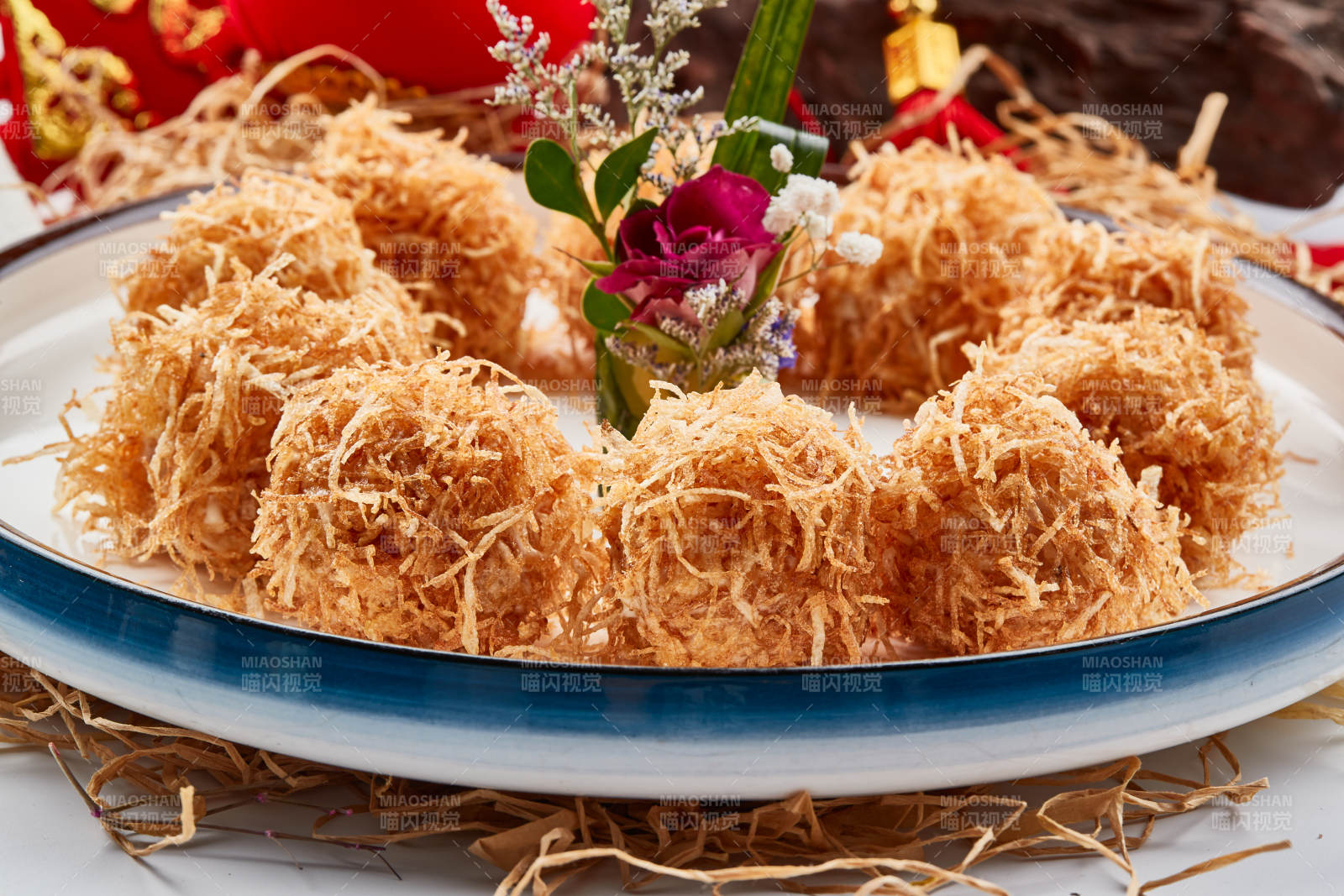 白色瓷盤裝的金絲油炸大蝦球