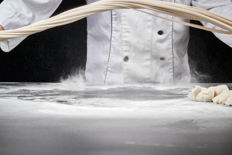 技艺精湛的拉面师在展示拉面制作