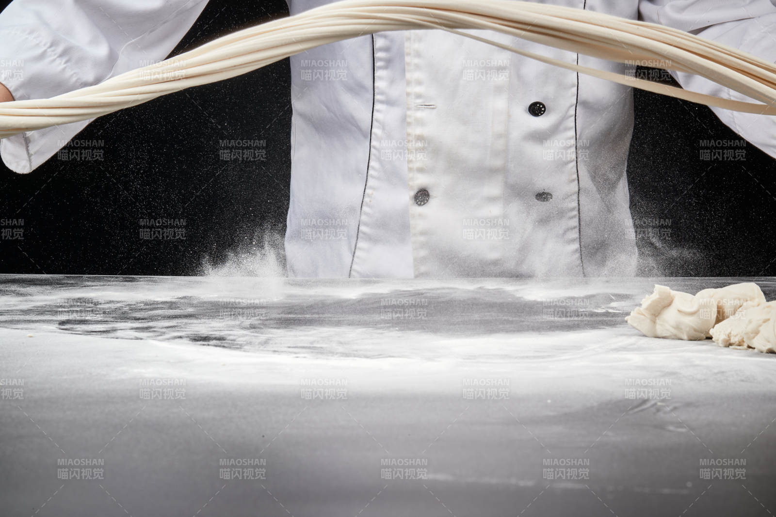 技藝精湛的拉面師在展示拉面制作