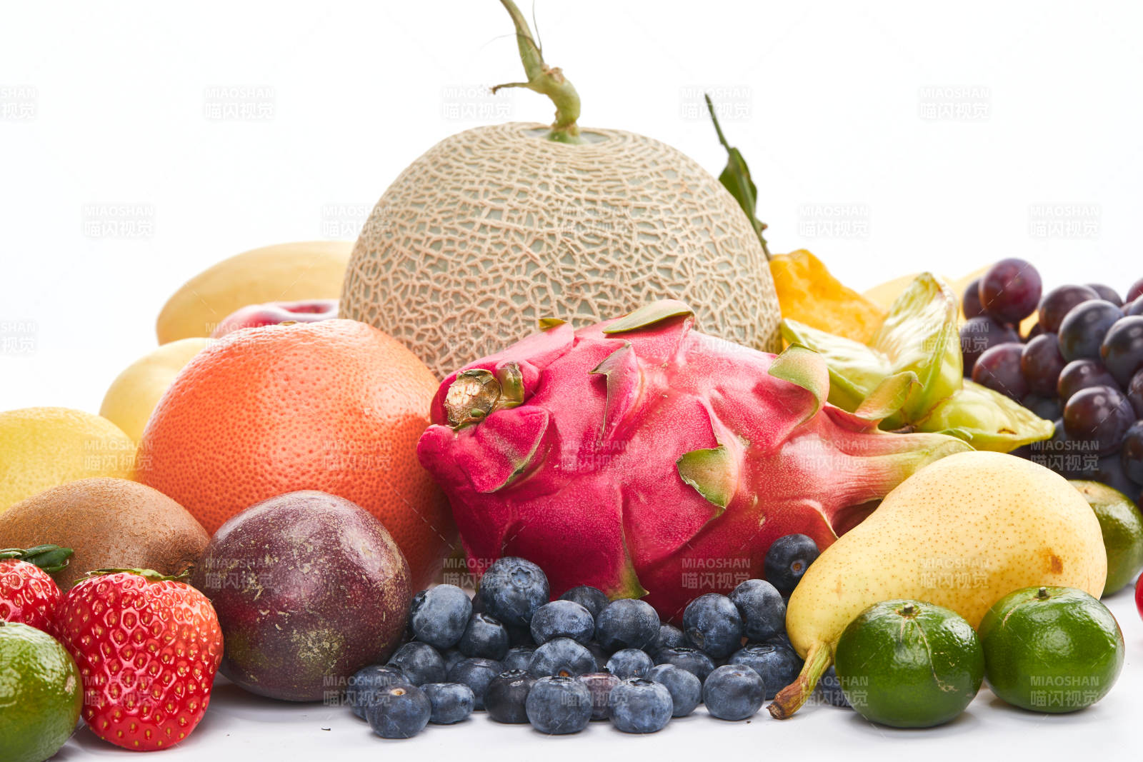 白色背景上摆放的生鲜混合水果