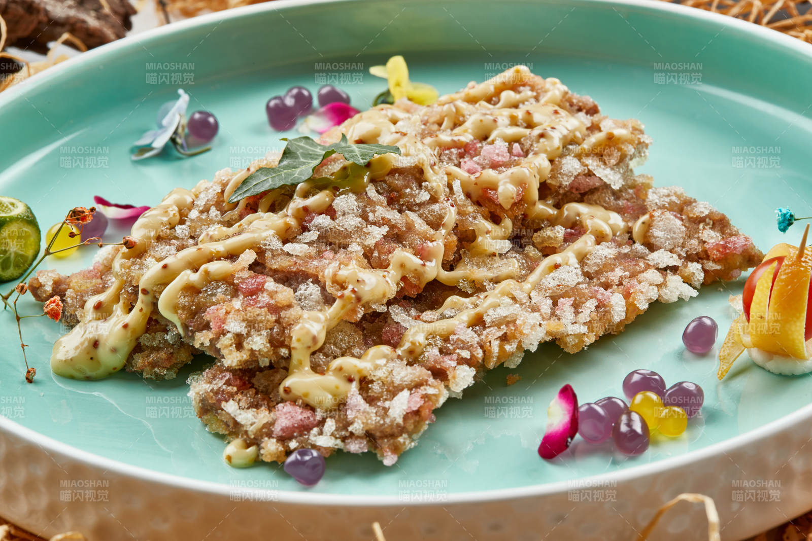 請釉瓷盤裝的油炸和牛牛排配凱撒醬