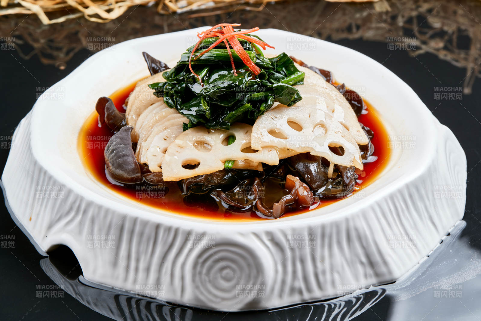 白色瓷盘装的浇汁菠菜藕片黑木耳