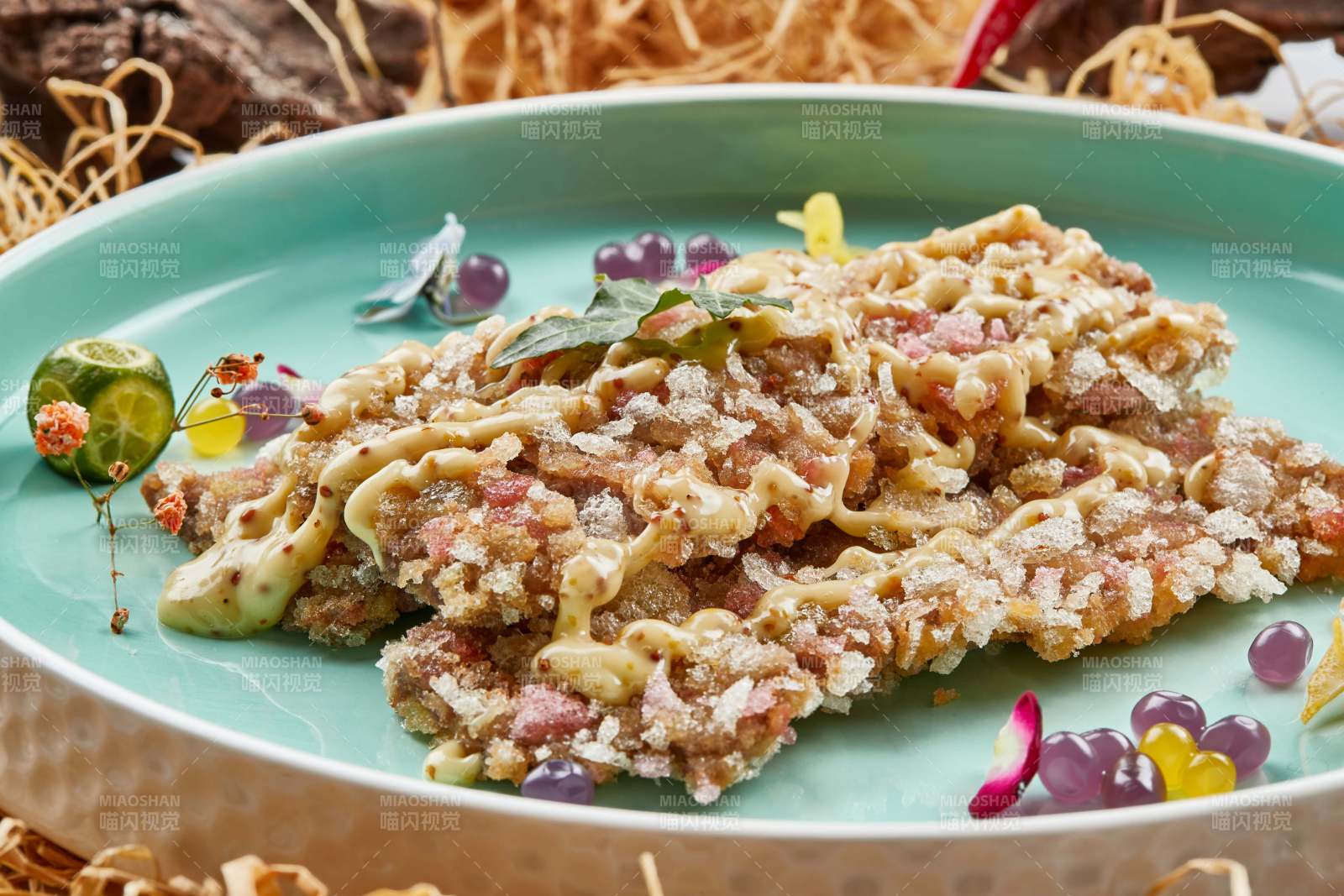 請釉瓷盤裝的油炸和牛牛排配凱撒醬