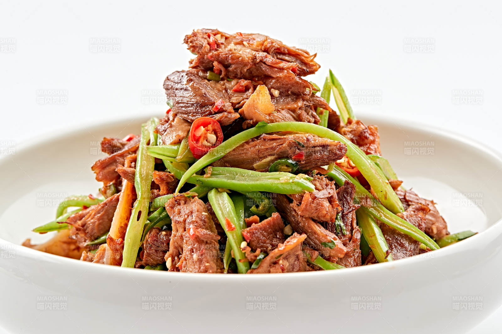 白色瓷碗裝的湘味小炒黃牛肉