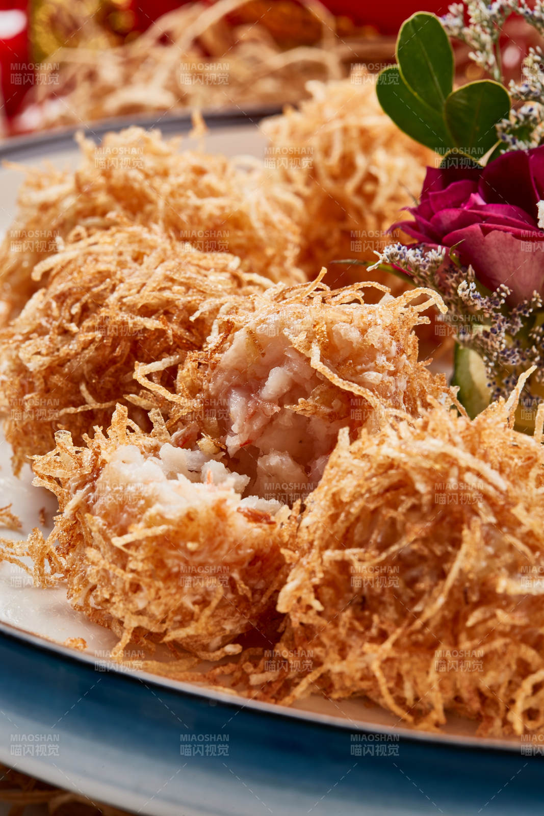 白色瓷盘装的金丝油炸大虾球