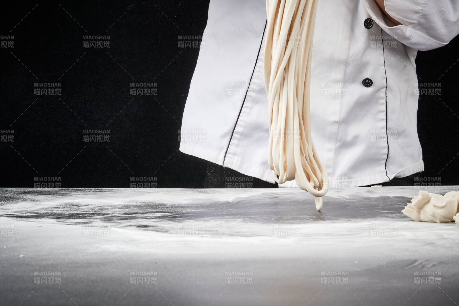 技藝精湛的拉面師在展示拉面制作