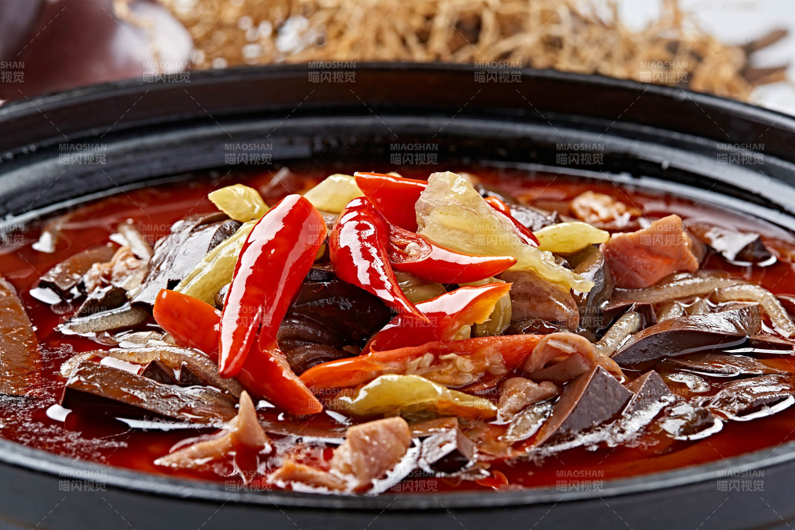 砂锅红油香辣鸭血泡椒肥肠粉丝煲-摄影图