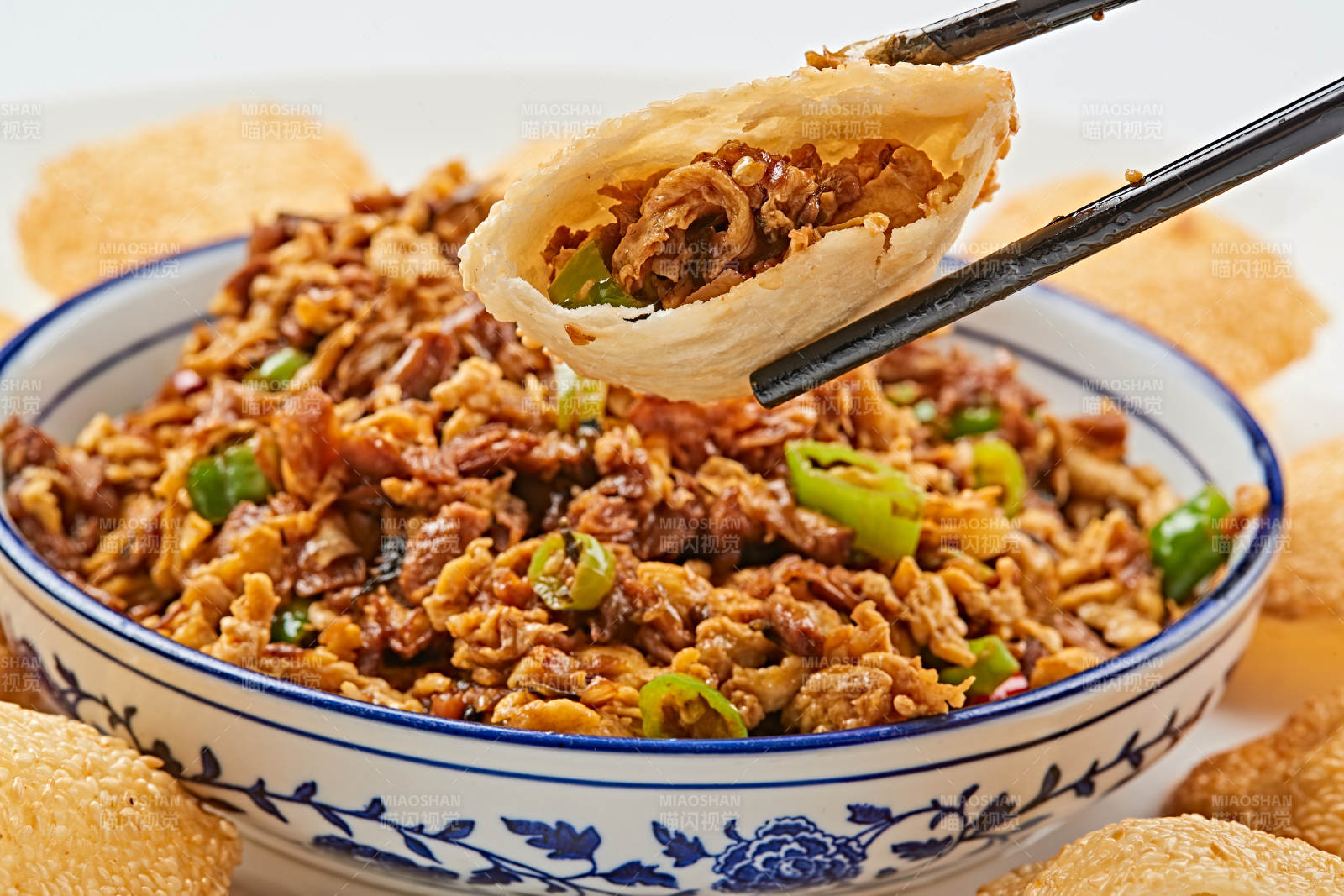 青花瓷盘装的尖椒木须肉沫口袋饼肉夹馍