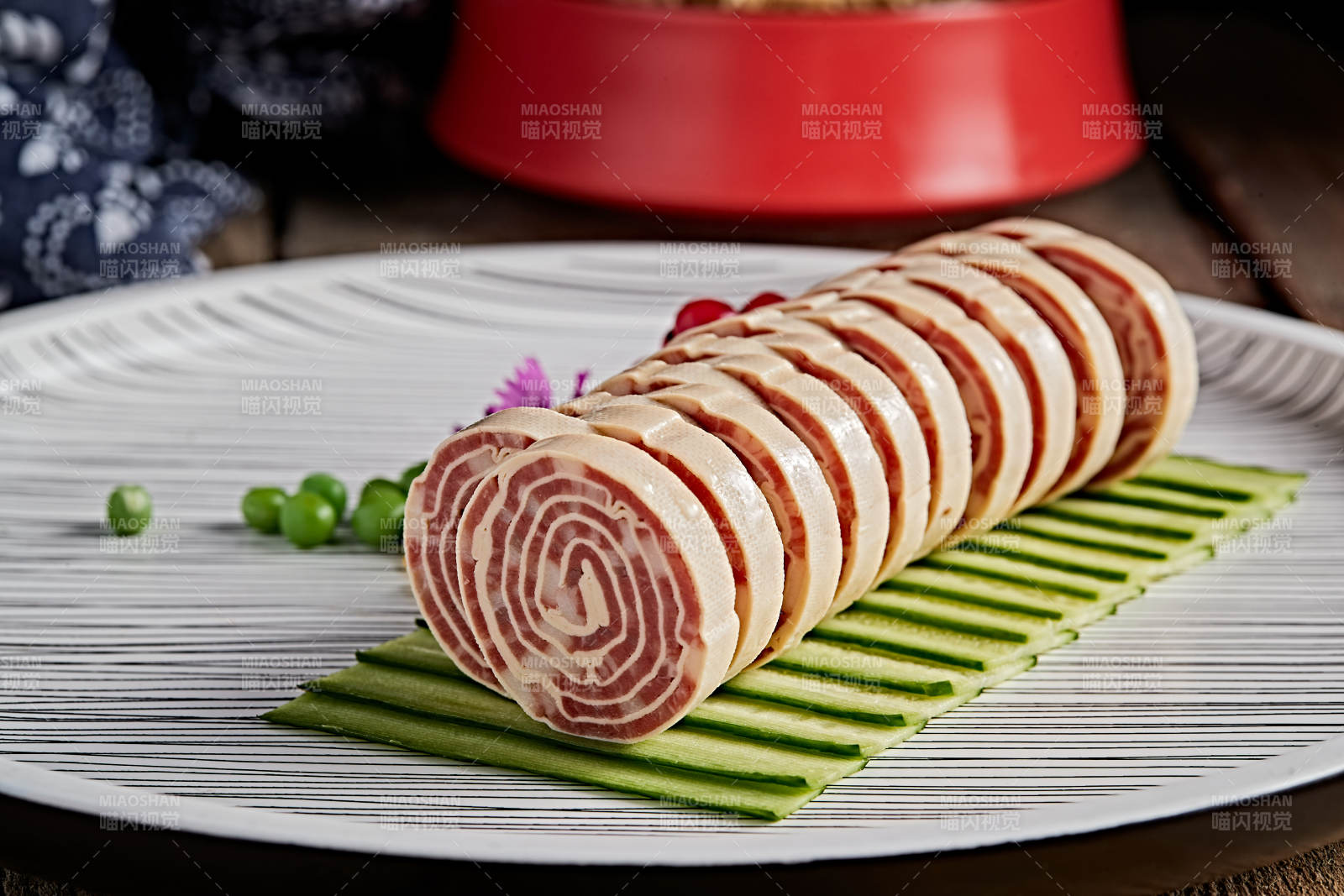 精美餐具裝的柴溝堡卷三寶