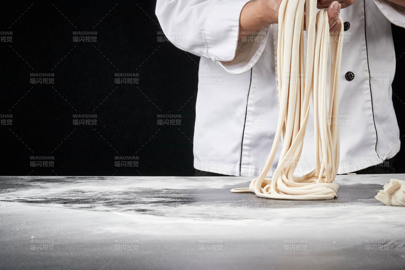 技藝精湛的拉面師在展示拉面制作