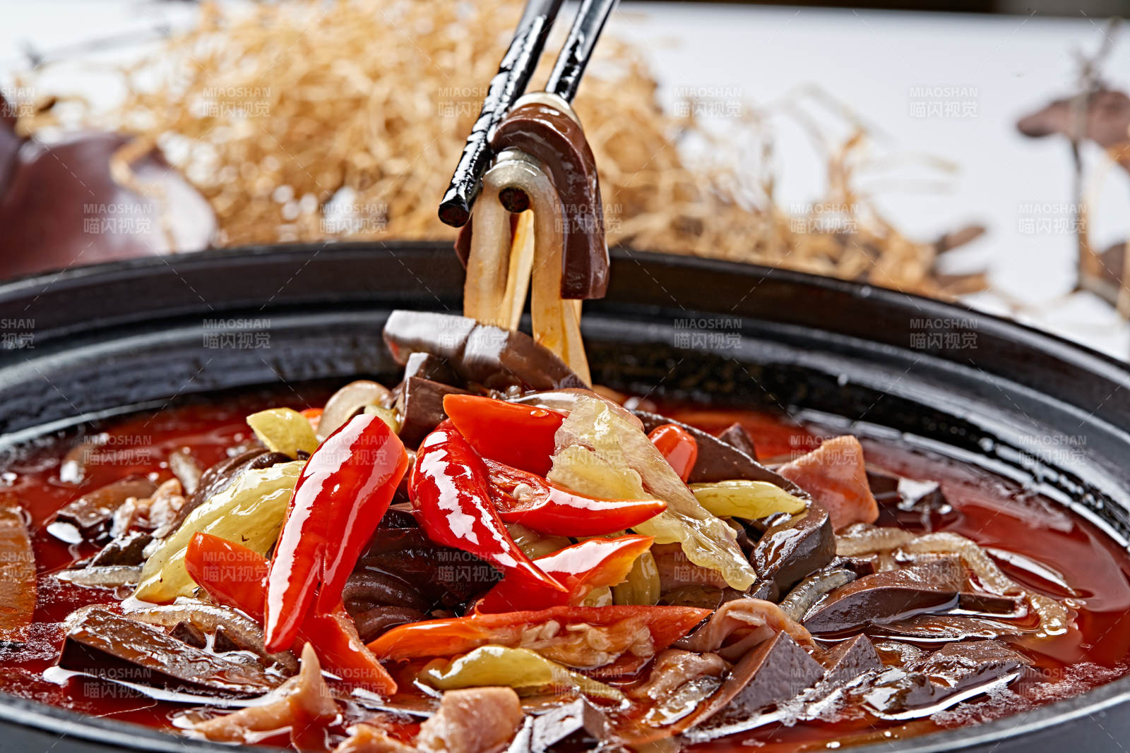 砂锅红油香辣鸭血泡椒肥肠粉丝煲-摄影图