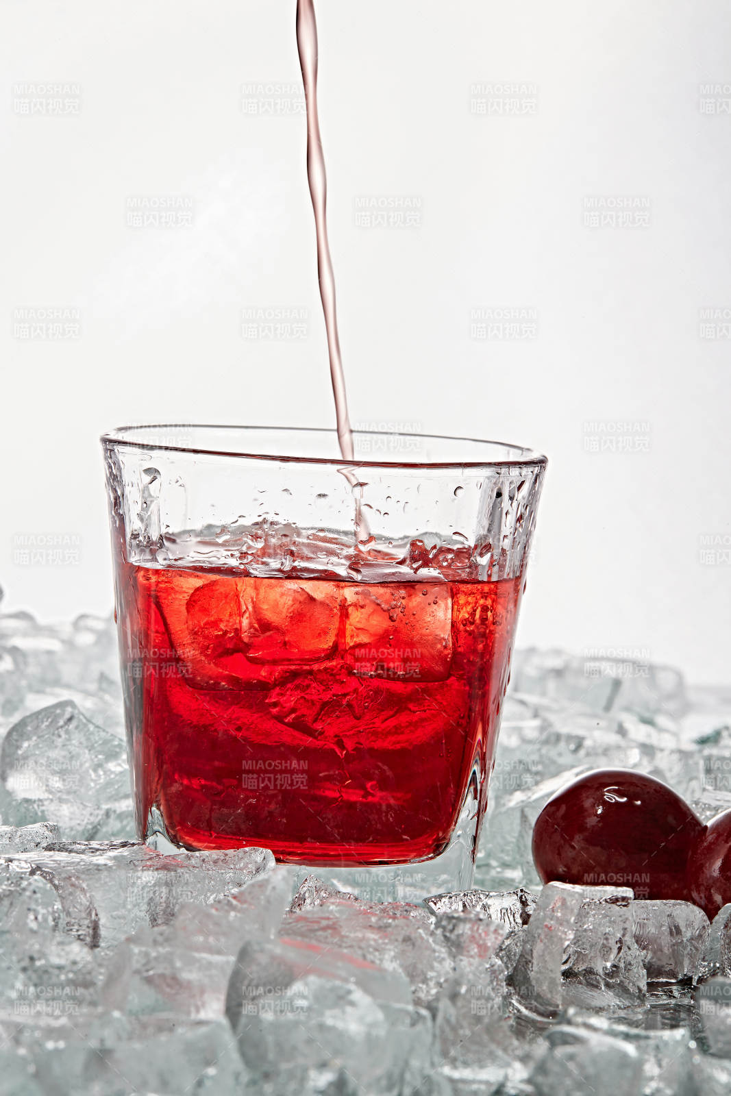 布满冰块的酒杯中的清凉桃子味预调酒