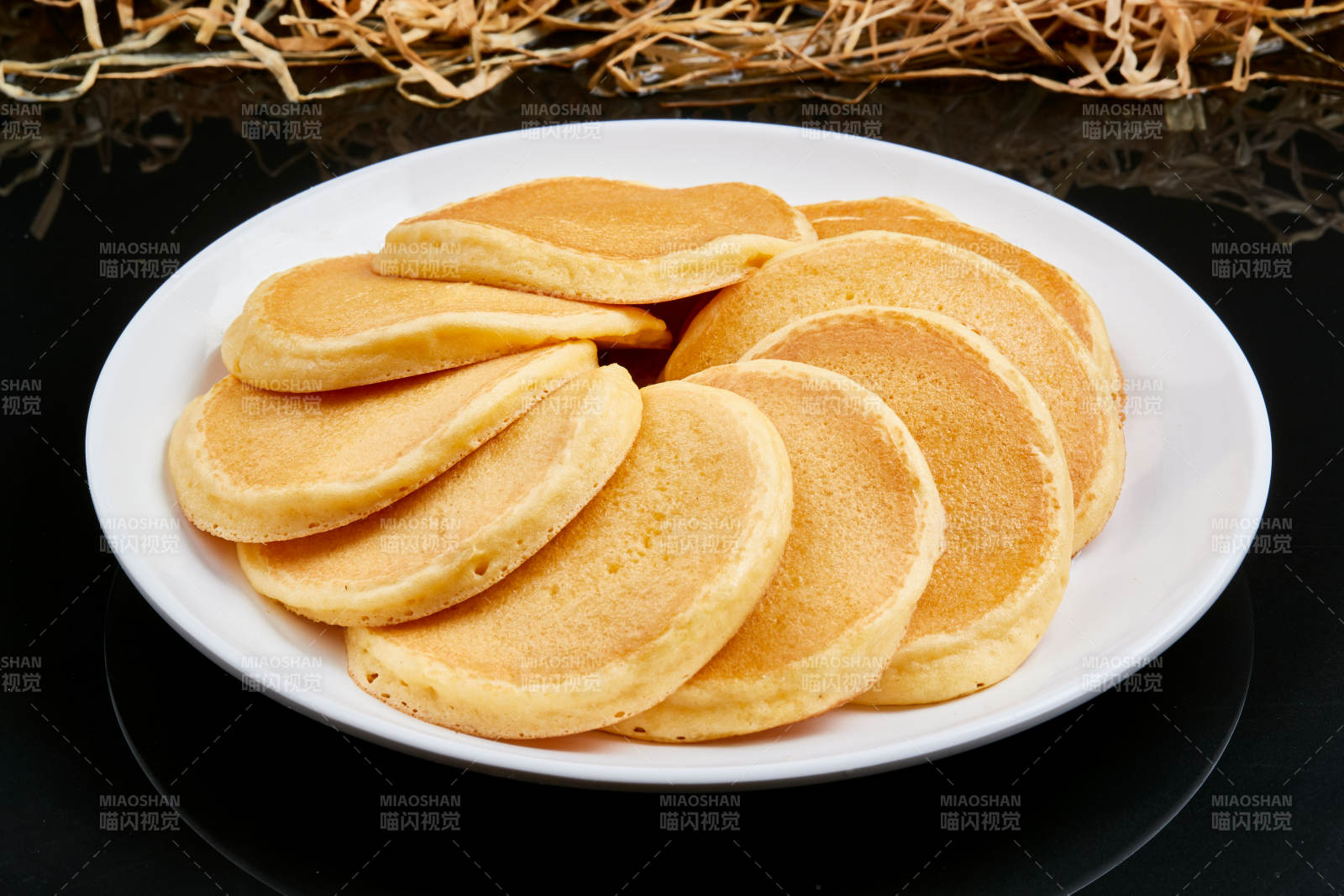 白色瓷盘装的香煎玉米面鸡蛋滩簧饼