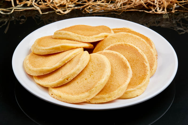 白色瓷盘装的香煎玉米面鸡蛋滩簧饼