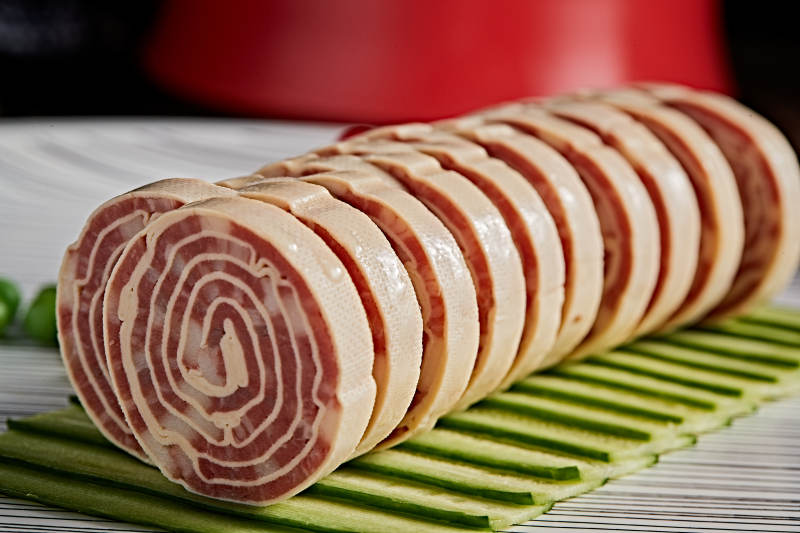 精美餐具装的柴沟堡卷三宝