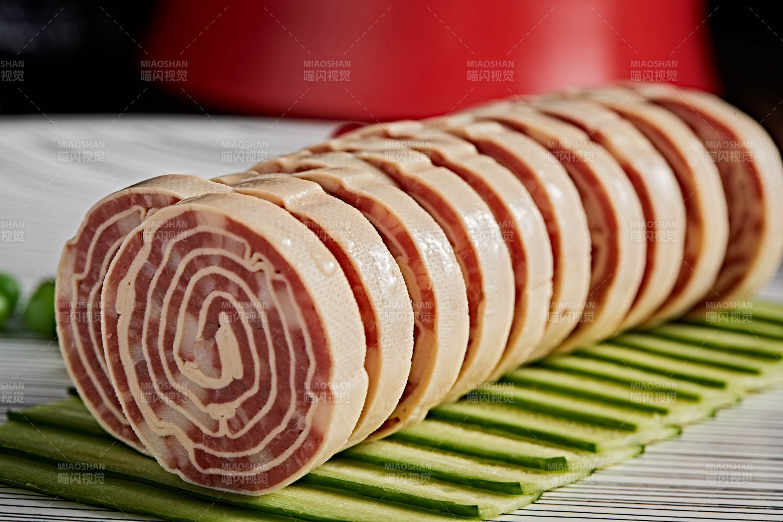 精美餐具裝的柴溝堡卷三寶