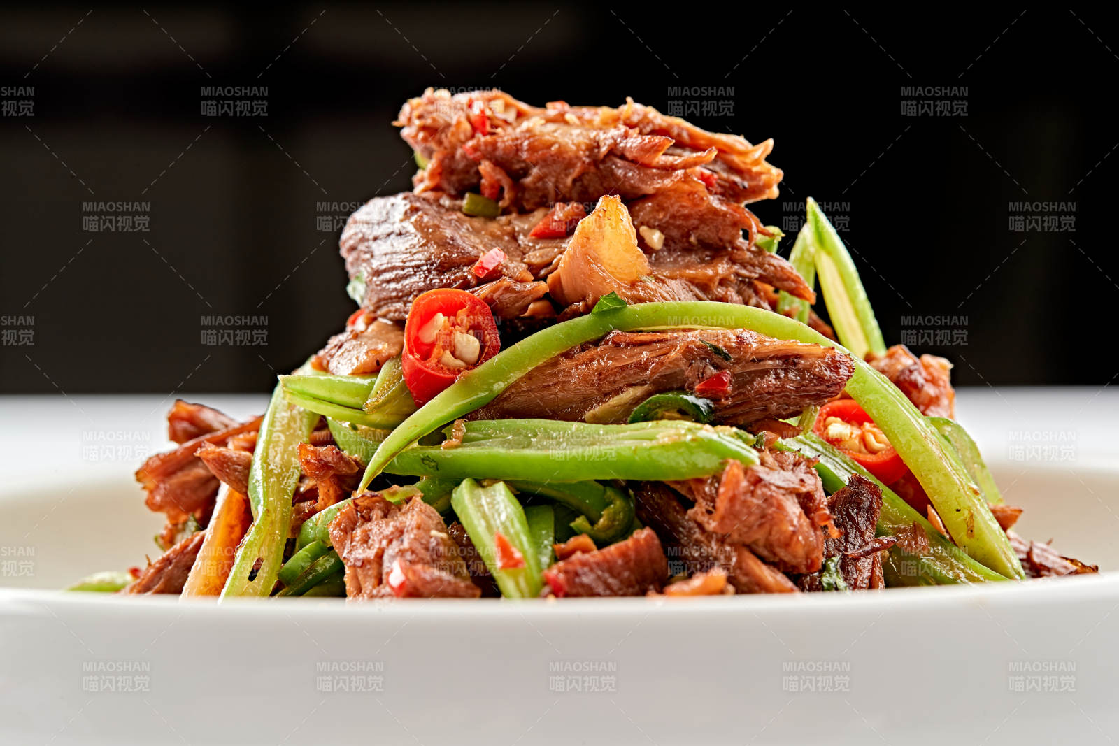 白色瓷碗裝的湘味小炒黃牛肉