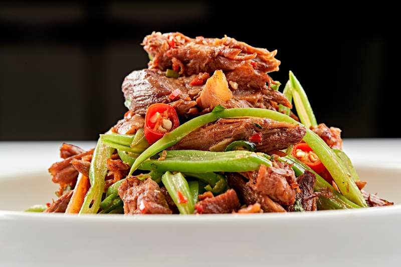 白色瓷碗装的湘味小炒黄牛肉