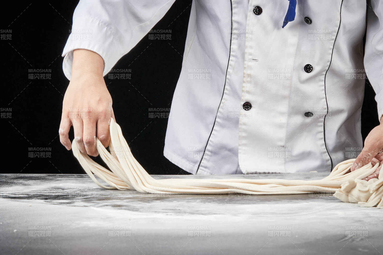 技藝精湛的拉面師在展示拉面制作