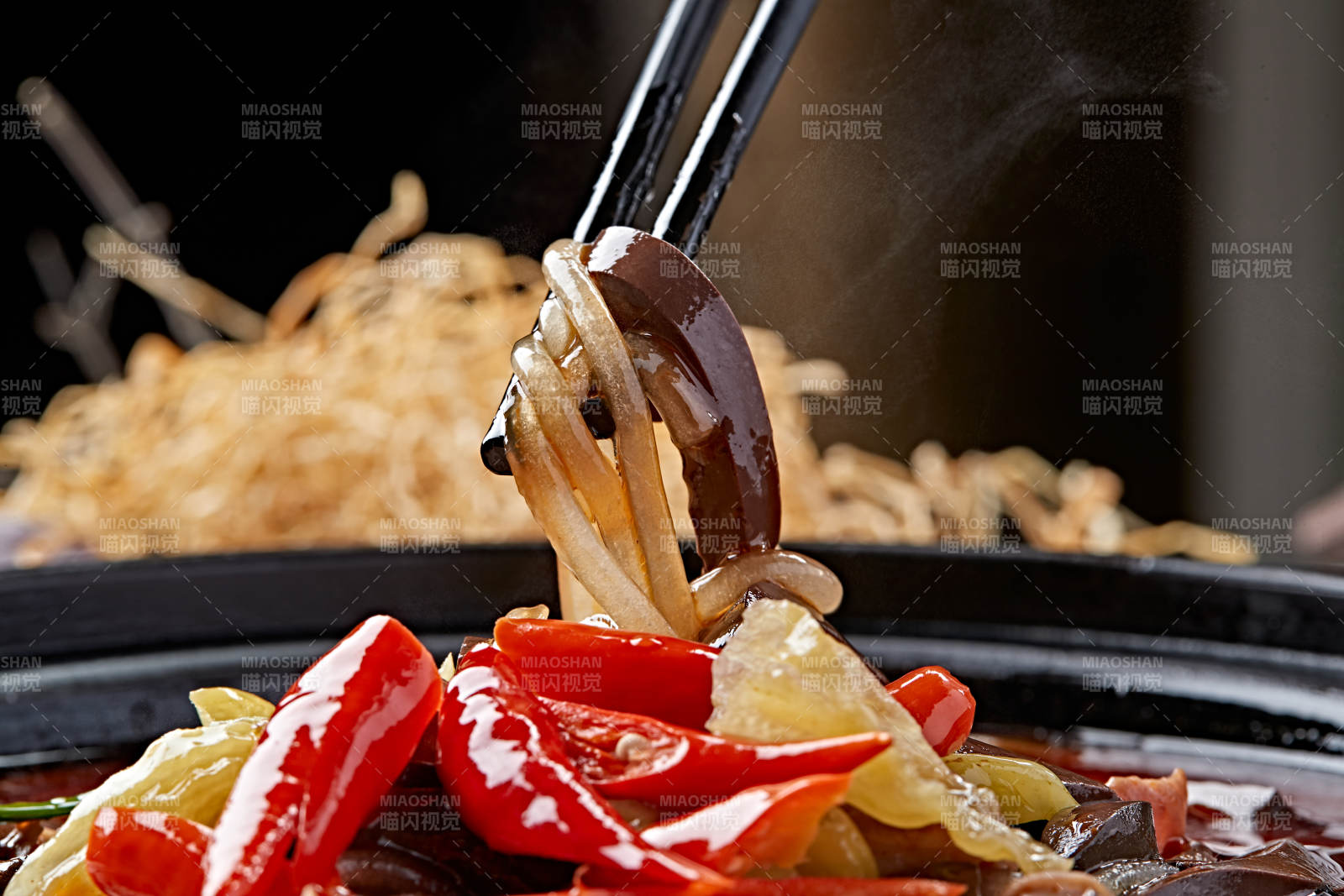 砂锅红油香辣鸭血泡椒肥肠粉丝煲-摄影图