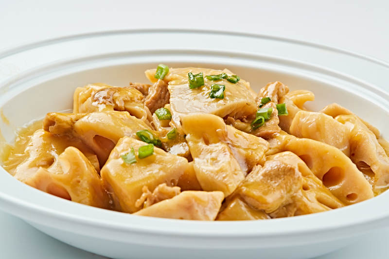 白色瓷盤裝的農家五花肉燉鮮藕