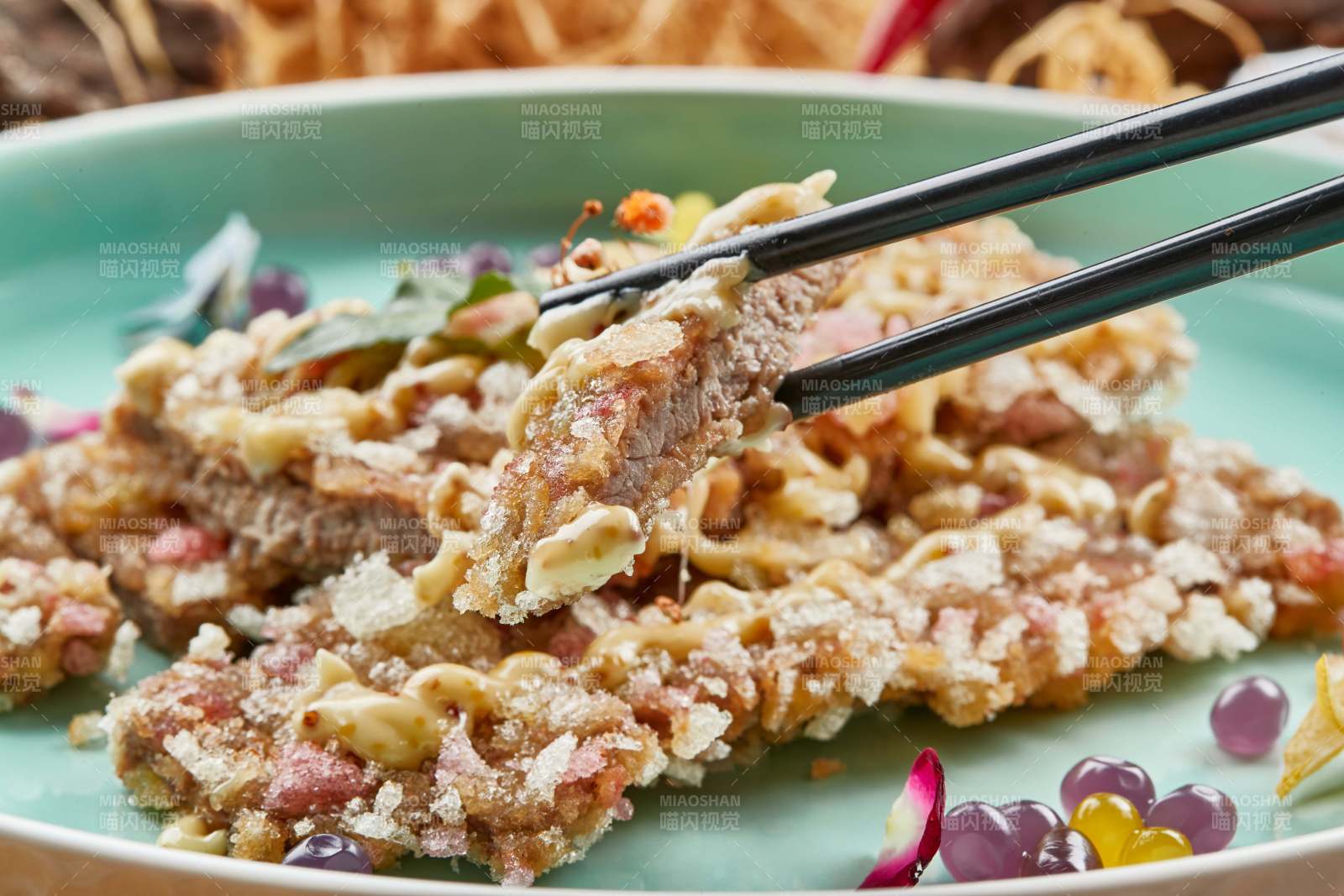 请釉瓷盘装的油炸和牛牛排配凯撒酱