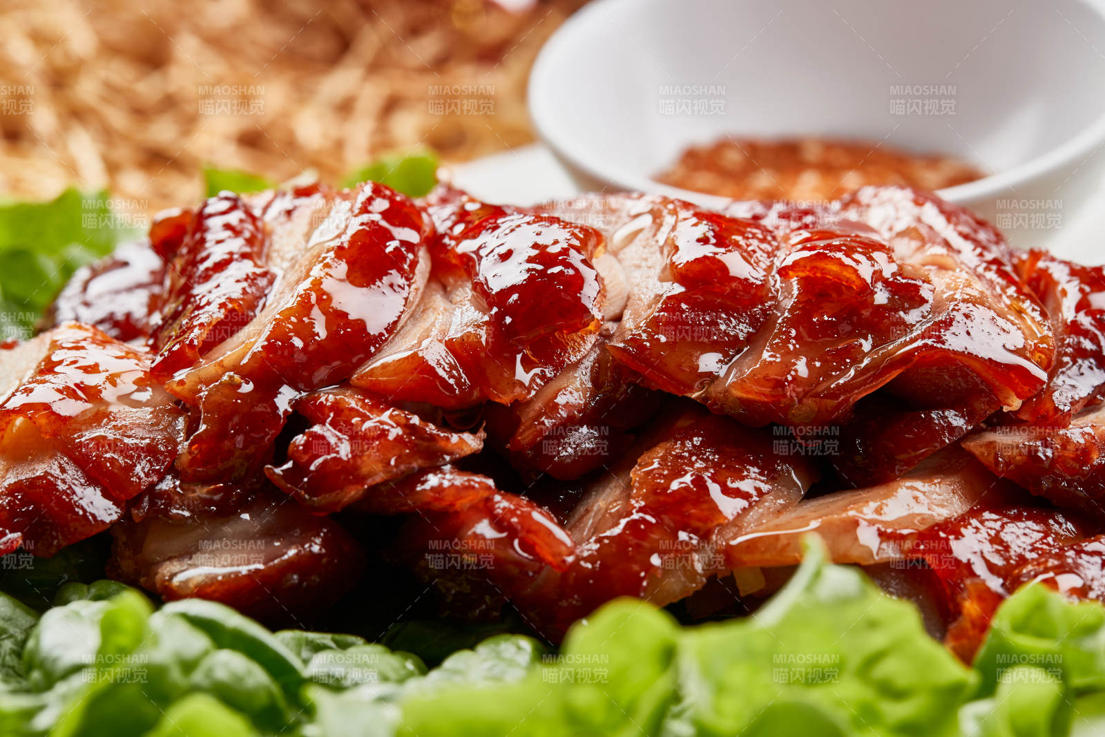 白色瓷盘装的蜜汁叉烧鸡腿肉