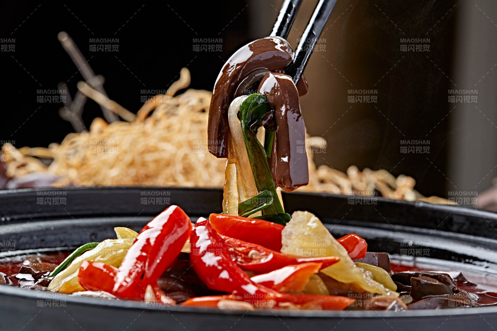 砂锅红油香辣鸭血泡椒肥肠粉丝煲-摄影图