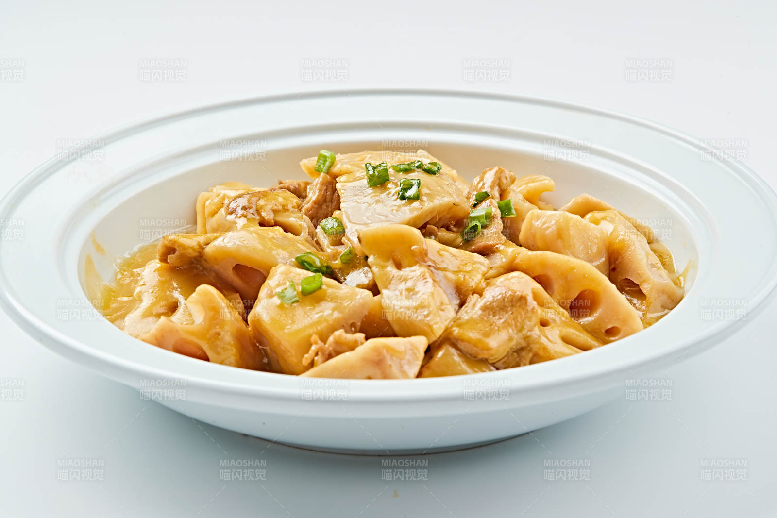 白色瓷盘装的农家五花肉炖鲜藕