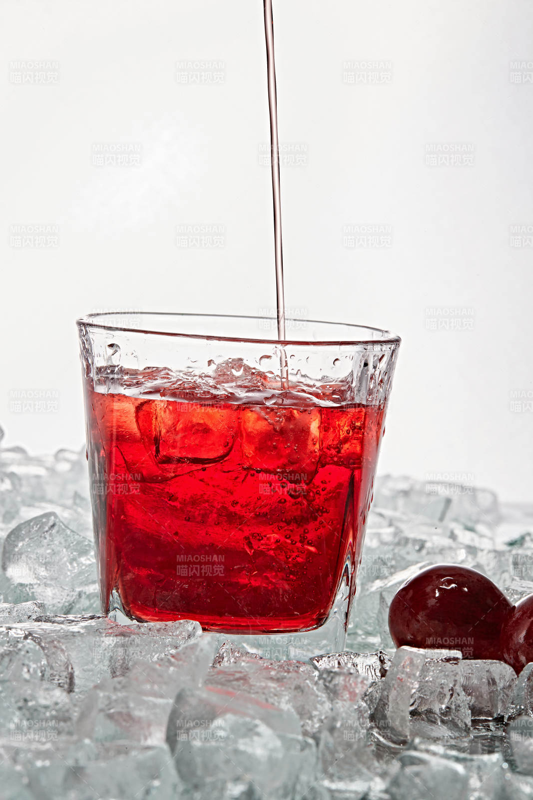 布满冰块的酒杯中的清凉桃子味预调酒