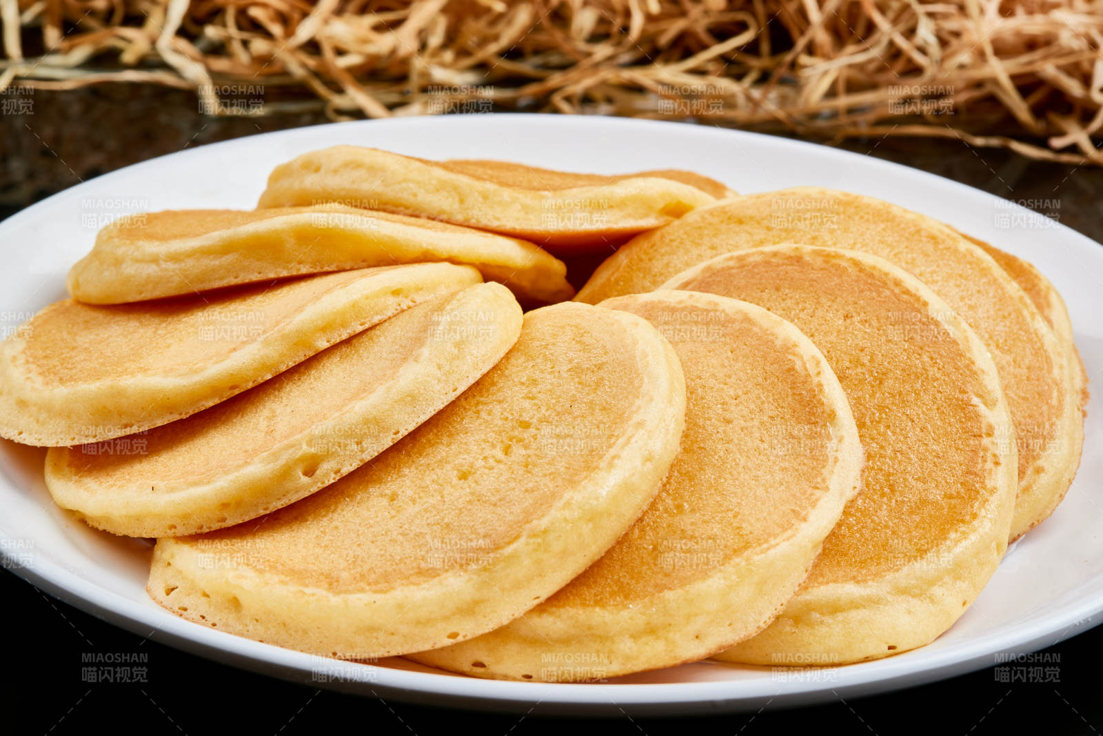 白色瓷盘装的香煎玉米面鸡蛋滩簧饼