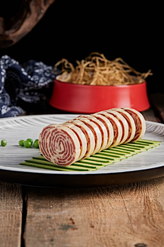 精美餐具装的柴沟堡卷三宝