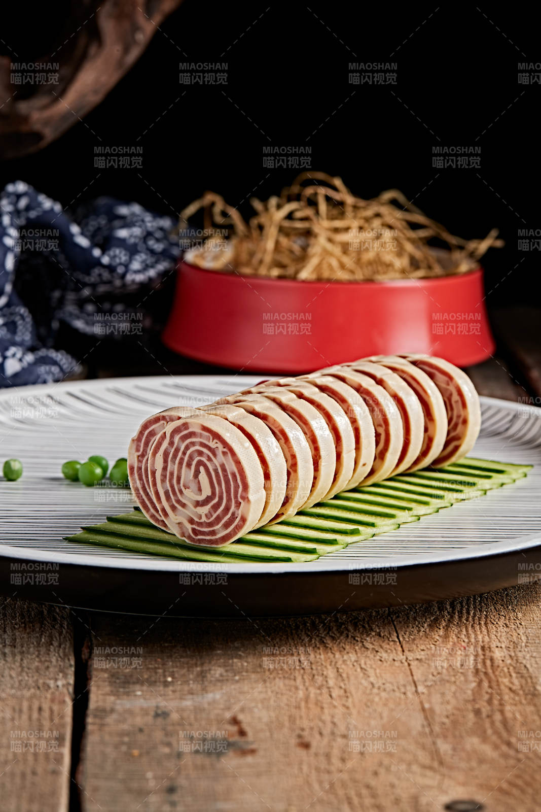 精美餐具装的柴沟堡卷三宝