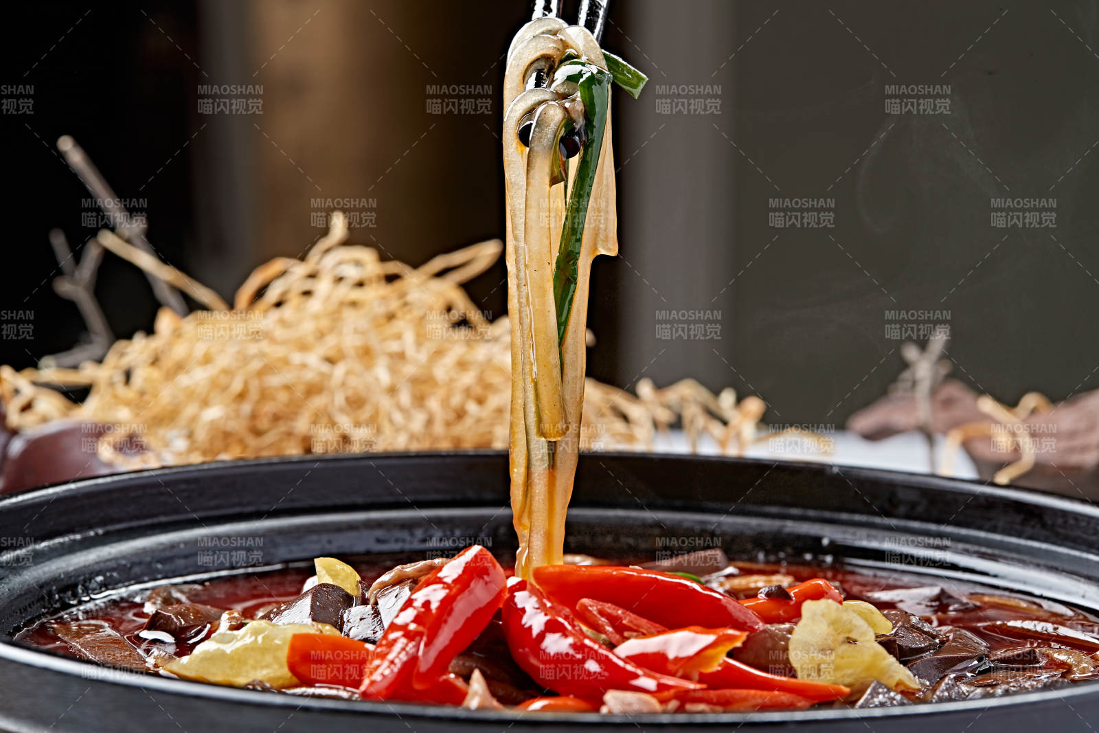 砂锅红油香辣鸭血泡椒肥肠粉丝煲-摄影图